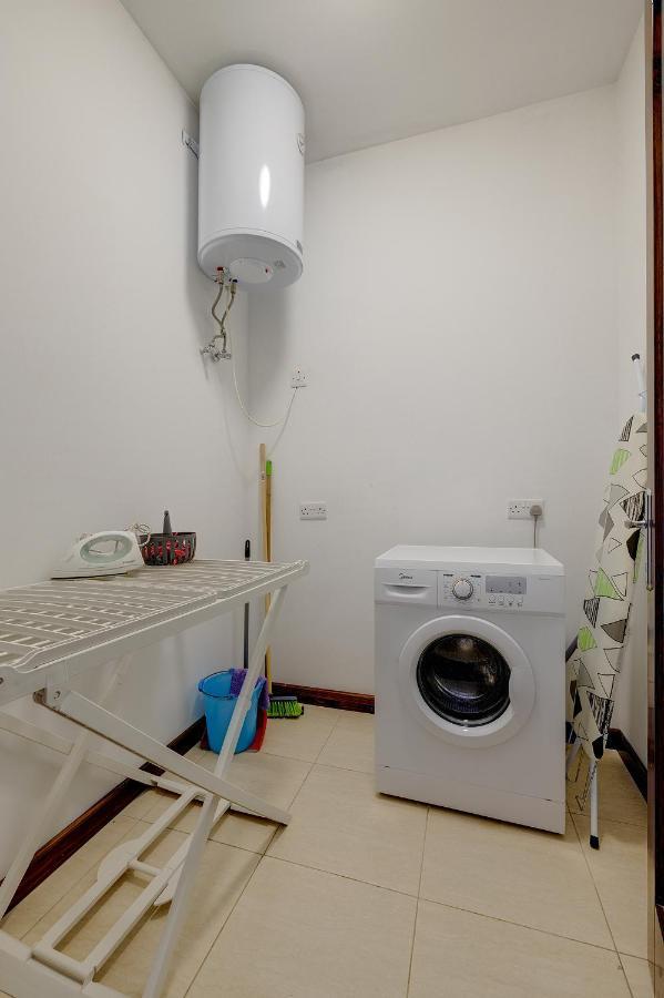 Modern 3 Bedroom Apartment In Central Слима Екстериор снимка