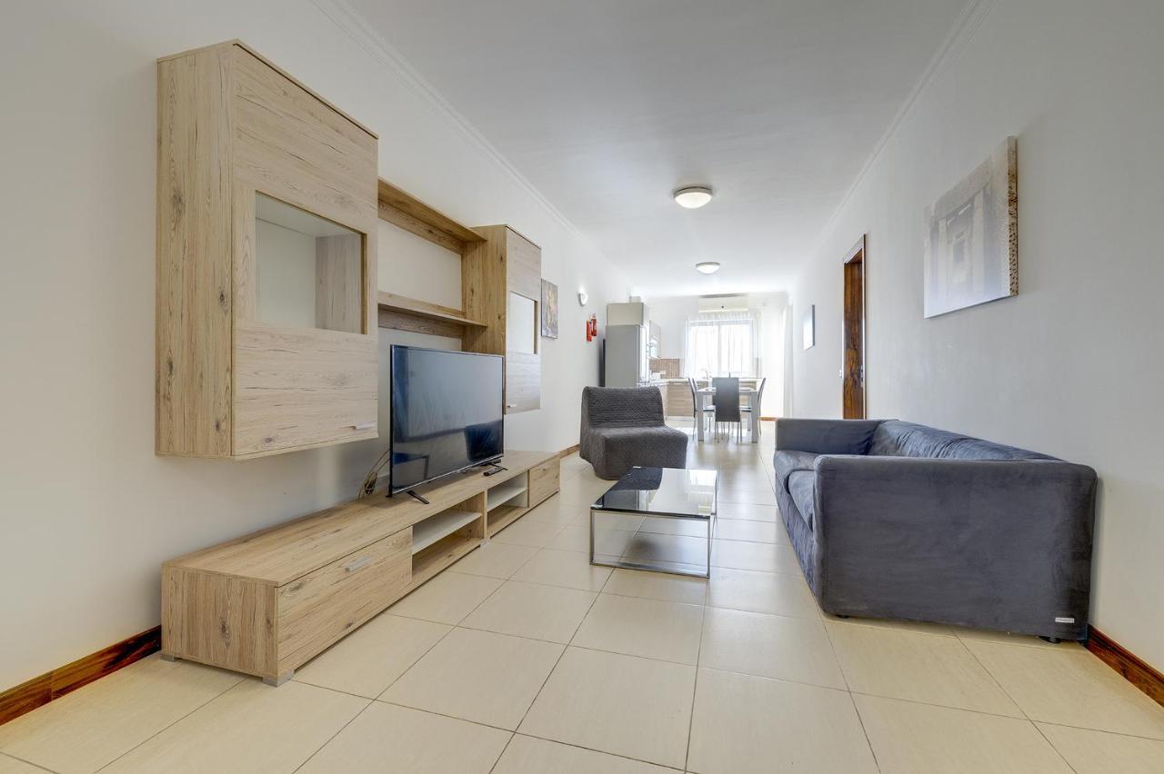 Modern 3 Bedroom Apartment In Central Слима Екстериор снимка