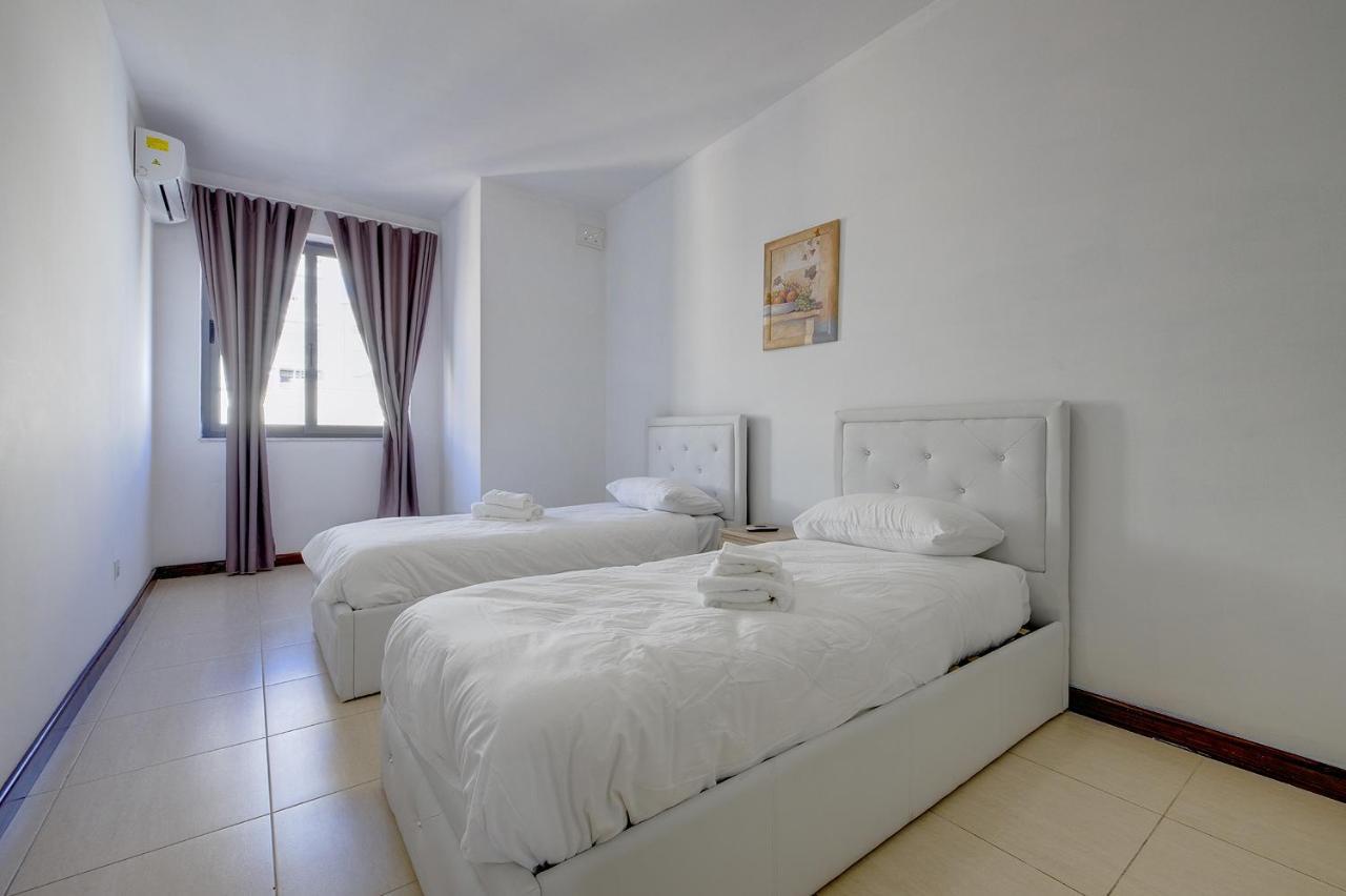 Modern 3 Bedroom Apartment In Central Слима Екстериор снимка