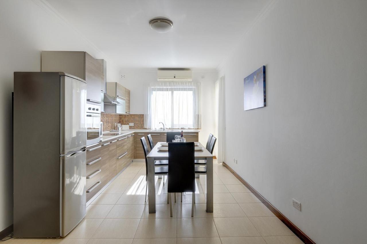 Modern 3 Bedroom Apartment In Central Слима Екстериор снимка