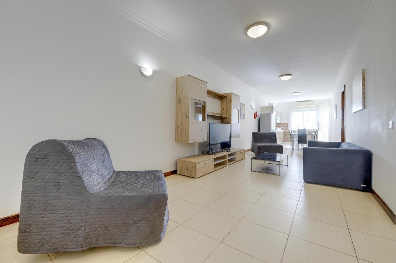 Modern 3 Bedroom Apartment In Central Слима Екстериор снимка