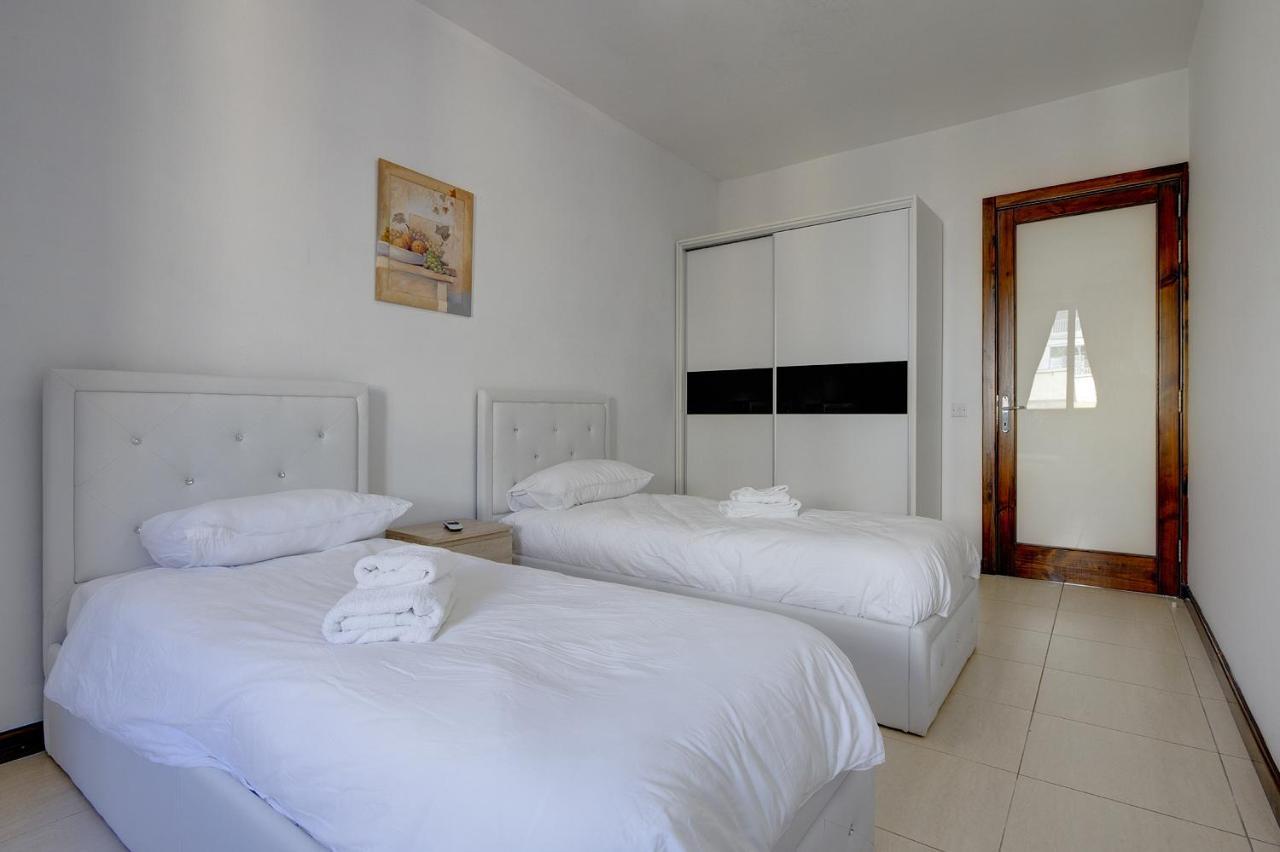 Modern 3 Bedroom Apartment In Central Слима Екстериор снимка